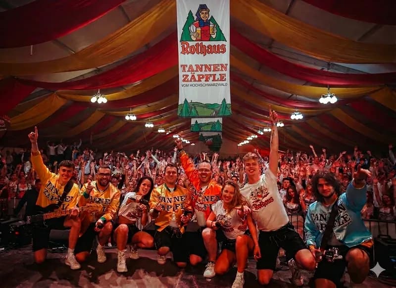 Die Band feiert mit dem Publikum im Festzelt