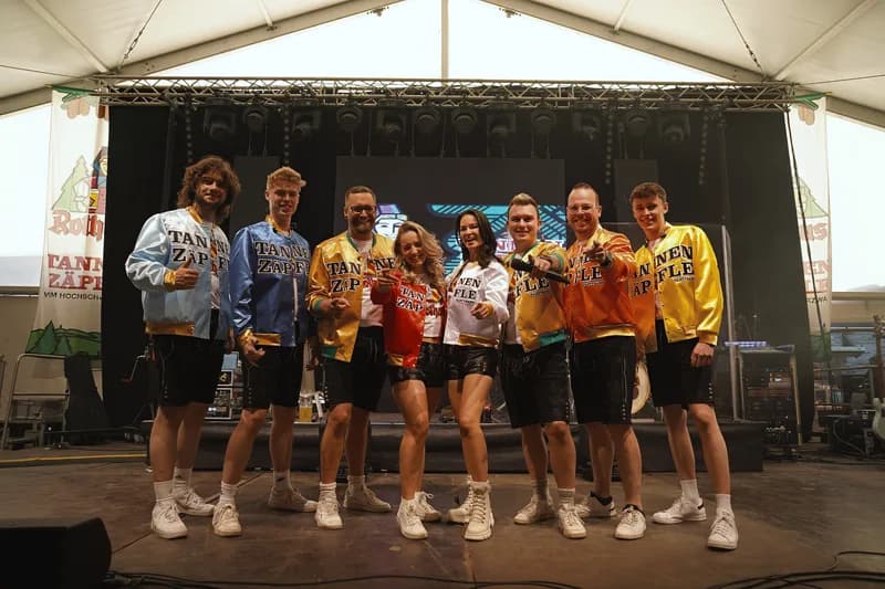 Die Festival-Formation mit sieben Musikern auf der Bühne